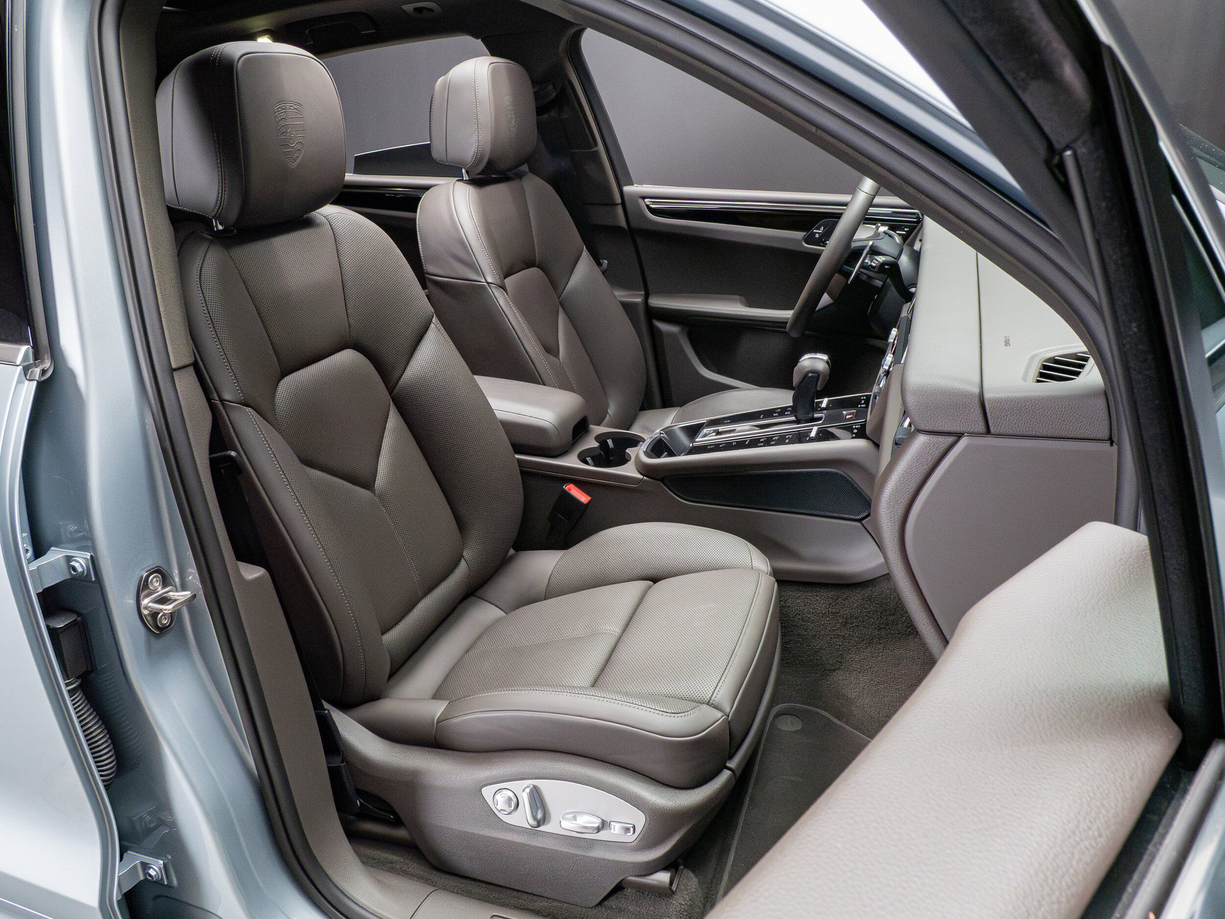 Certified 2025 Porsche Macan AWD/4WD image 28