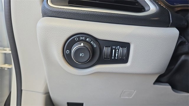 Used 2024 Chrysler Pacifica Select image 26