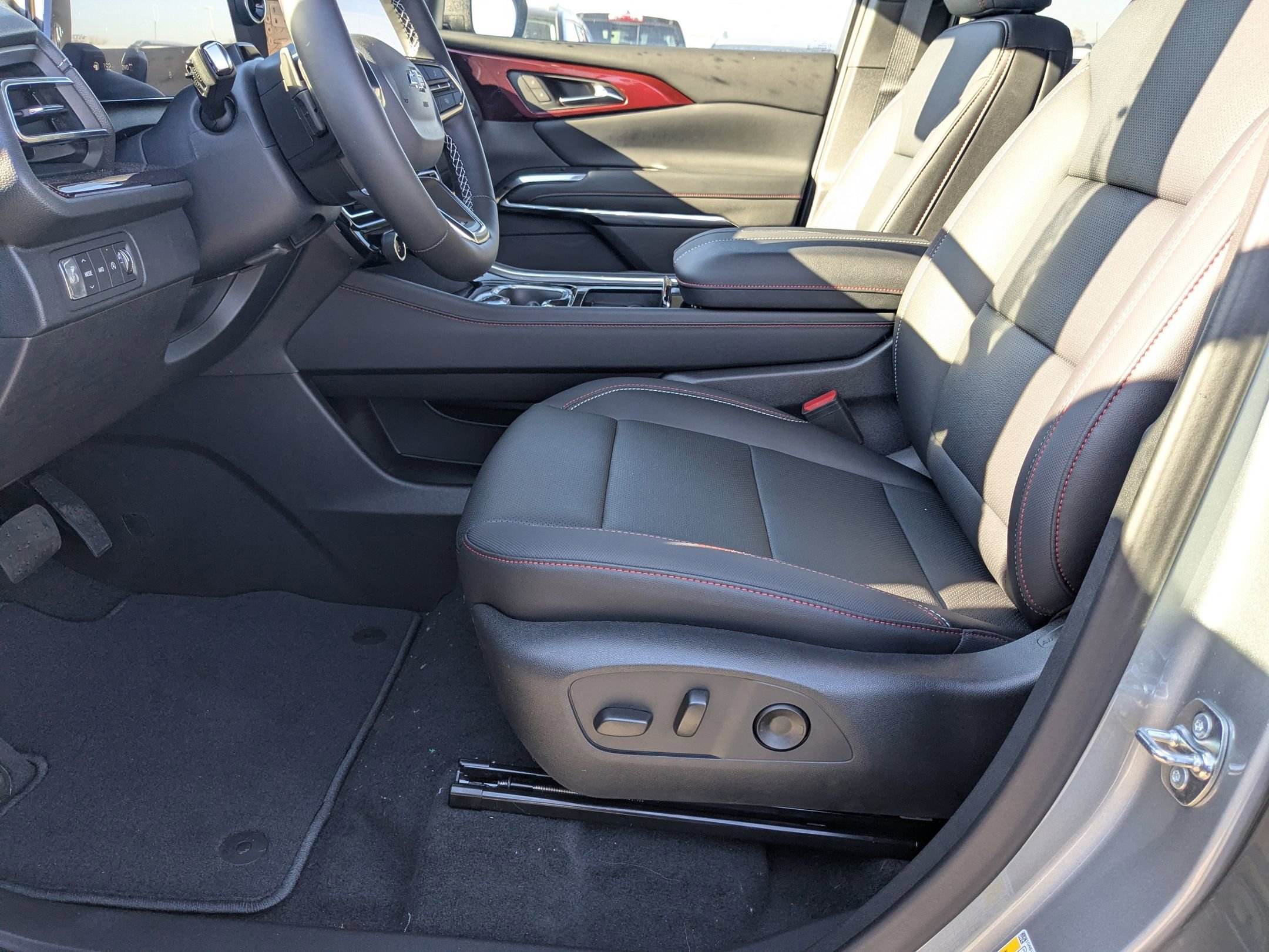 New 2025 Chevrolet Traverse Z71 w/ Enhanced Driving Package image 19