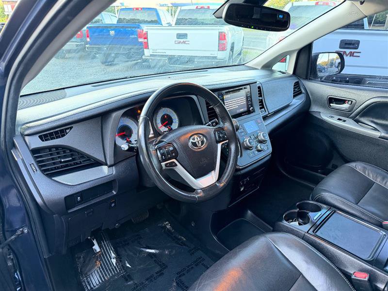 Used 2018 Toyota Sienna SE Premium w/ Carpet Mat Package FWD image 12