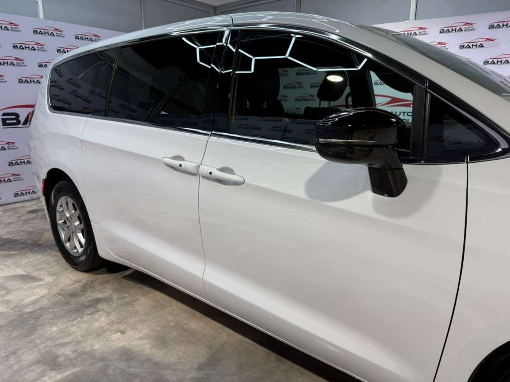 Used 2025 Chrysler Pacifica Select image 7