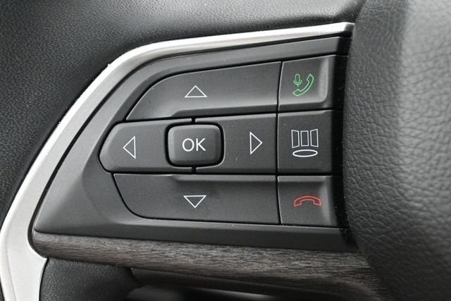 Used 2025 Jeep Grand Cherokee Limited w/ Black Appearance Package AWD/4WD image 8