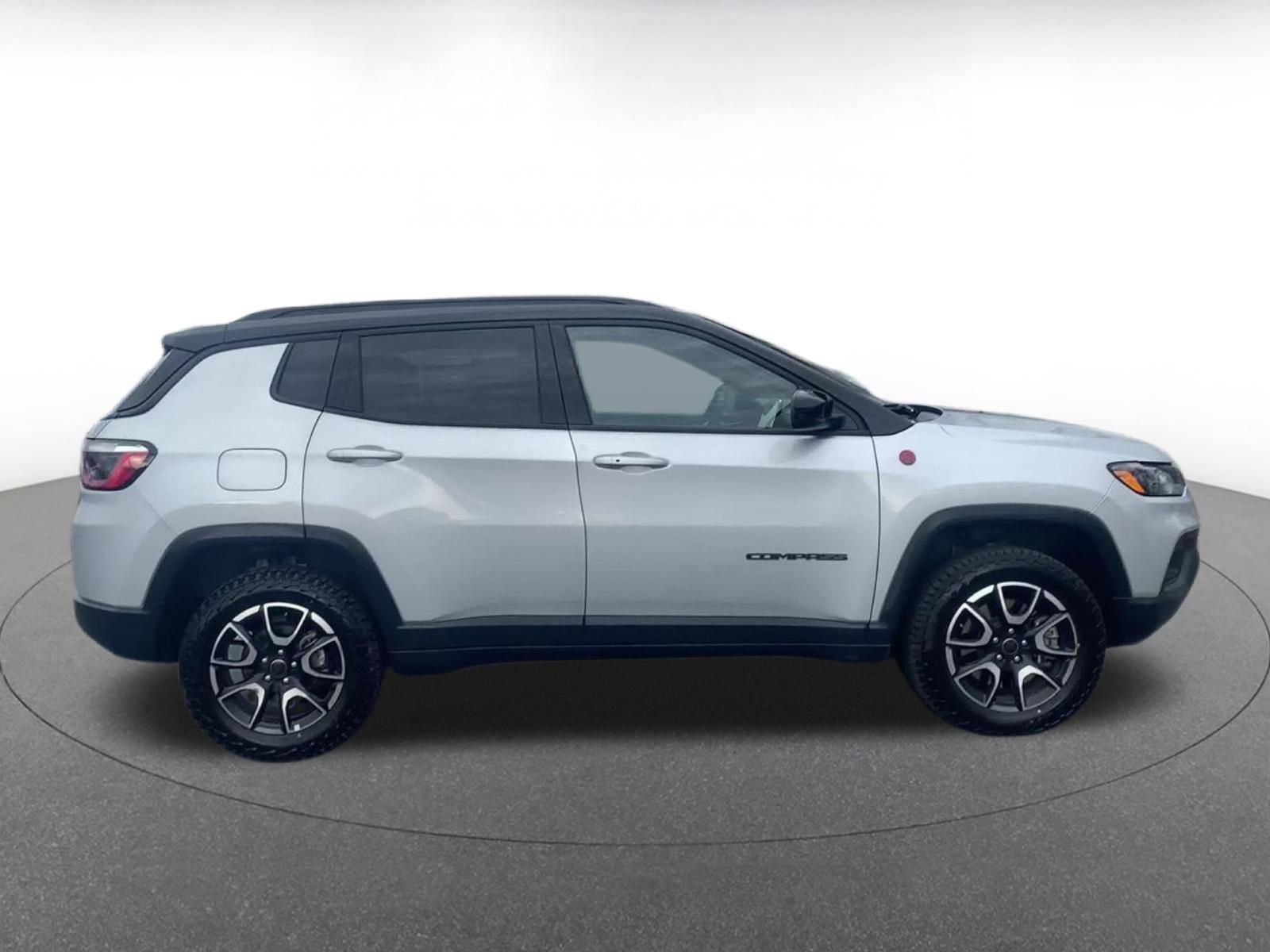 Used 2025 Jeep Compass Trailhawk AWD/4WD image 16
