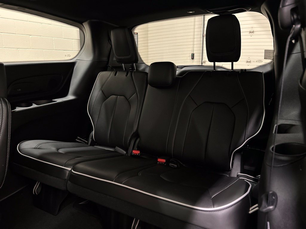 New 2027 Chrysler Pacifica Limited FWD image 11