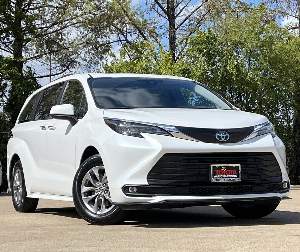 Used 2025 Toyota Sienna XLE FWD image 2