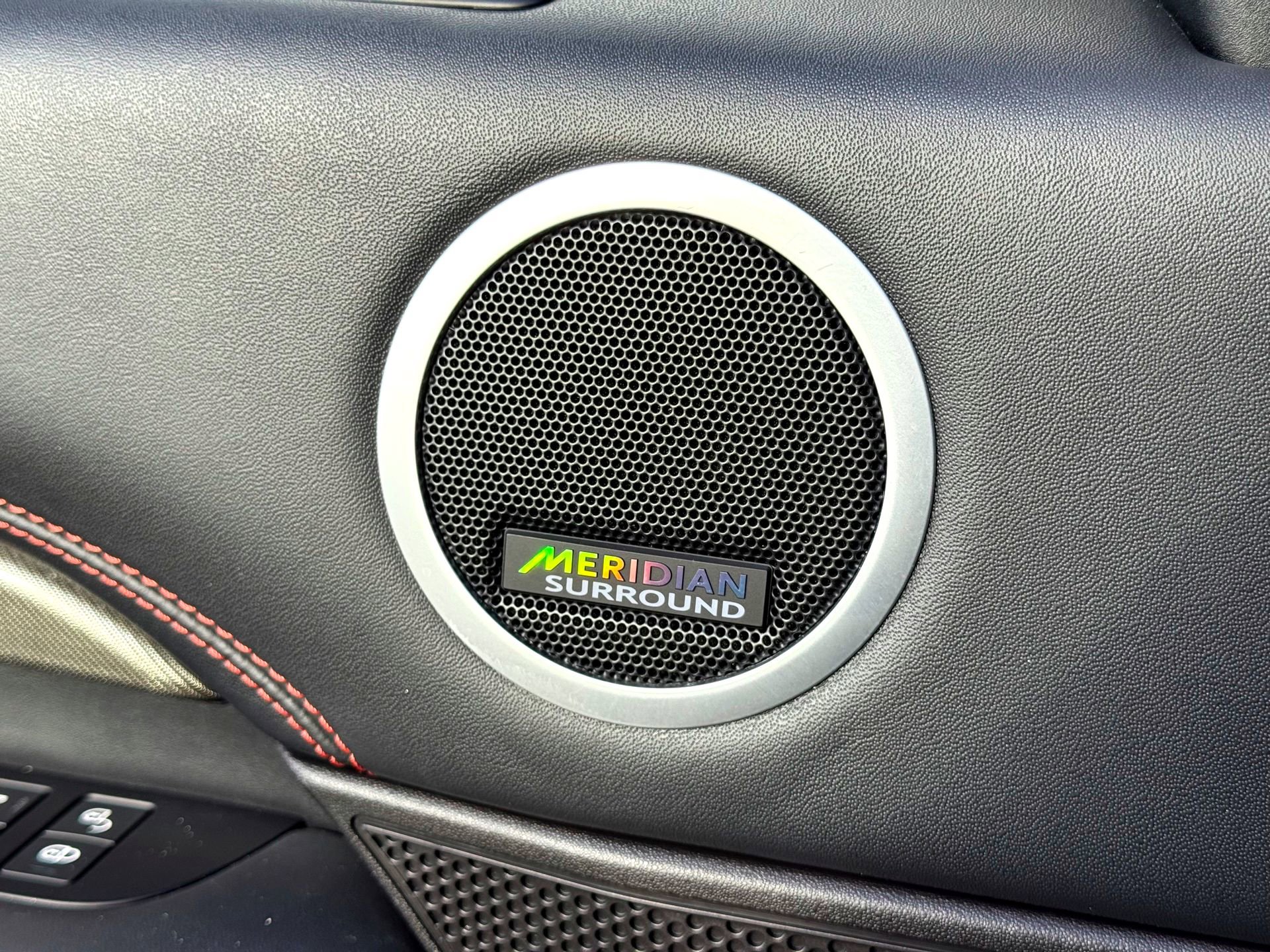 Used 2018 Land Rover Discovery HSE image 18