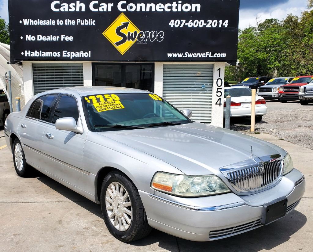 Used 2003 Lincoln Town Car Executive image 1