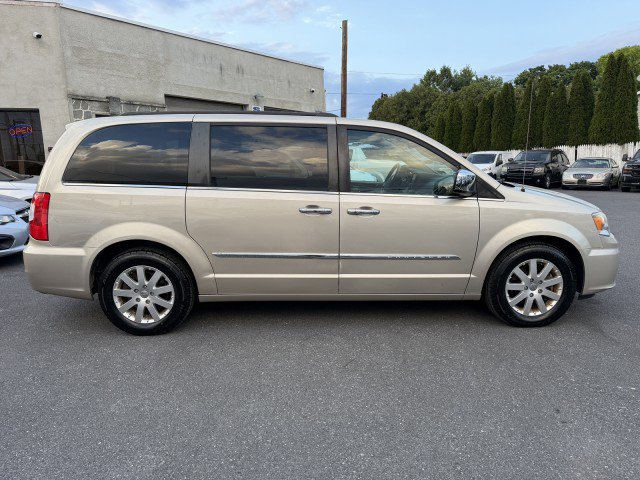 Used 2012 Chrysler Town & Country Touring-L w/ Entertainment Group #2 FWD image 6
