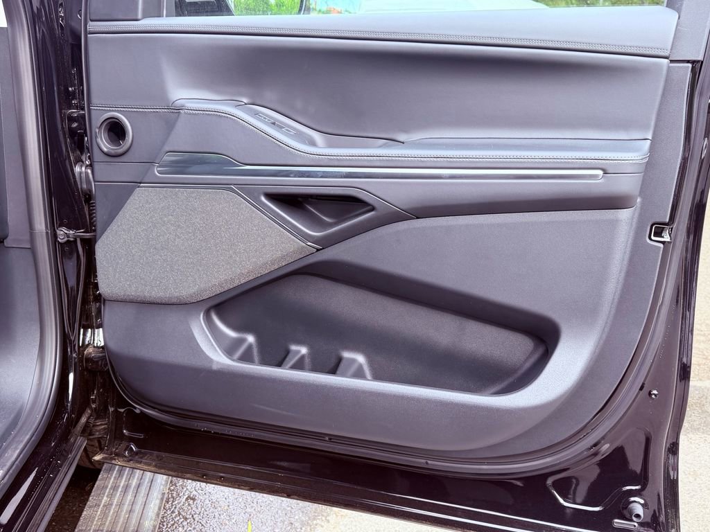 New 2025 Lincoln Navigator L Reserve AWD/4WD image 5