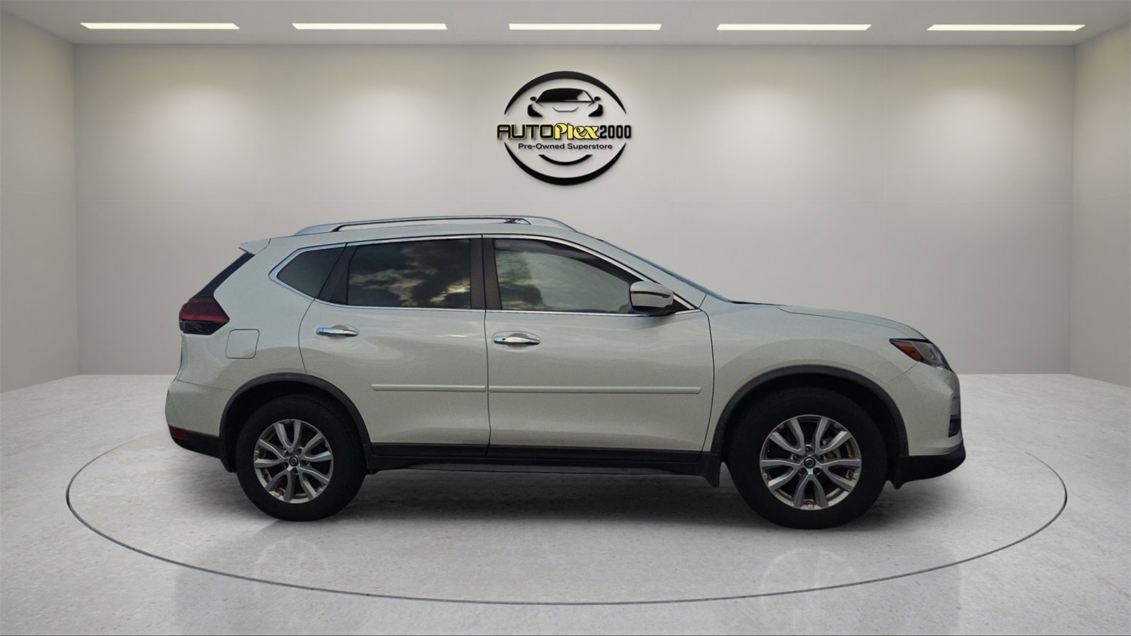 Used 2018 Nissan Rogue SV image 8