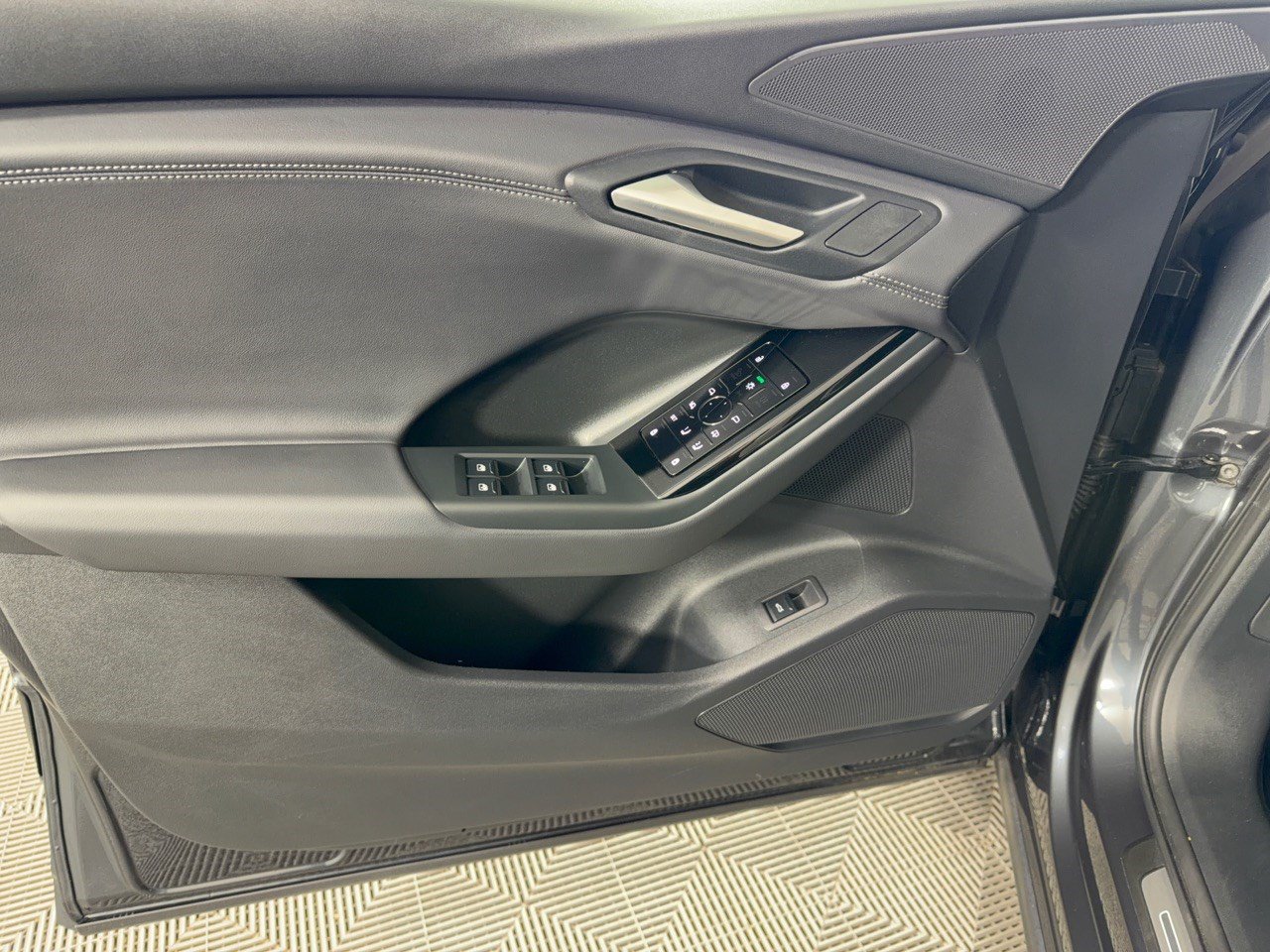 Certified 2025 Audi Q6 e-tron Premium w/ Convenience Package RWD image 14