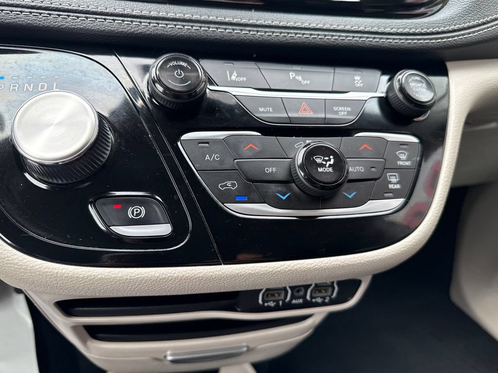 Used 2024 Chrysler Pacifica Limited FWD image 17