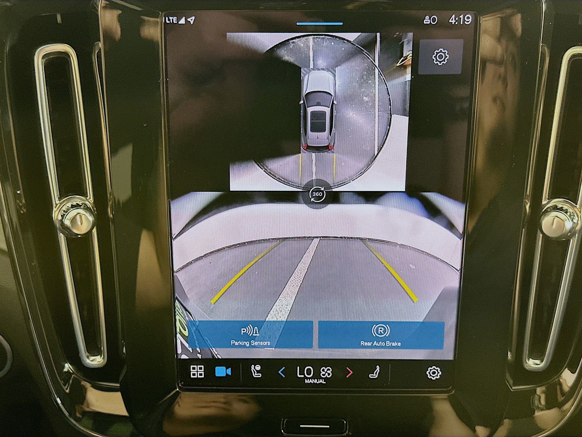 Used 2025 Volvo XC40 B5 Plus image 23