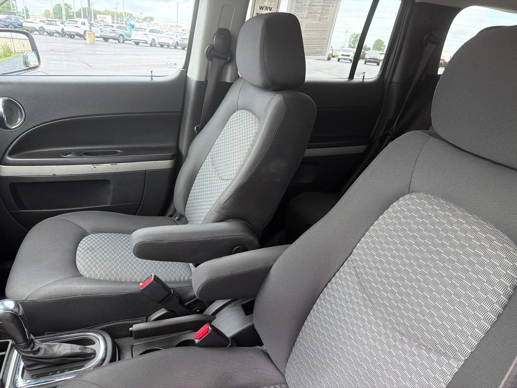 Used 2010 Chevrolet HHR LT w/ My Link Package FWD image 11