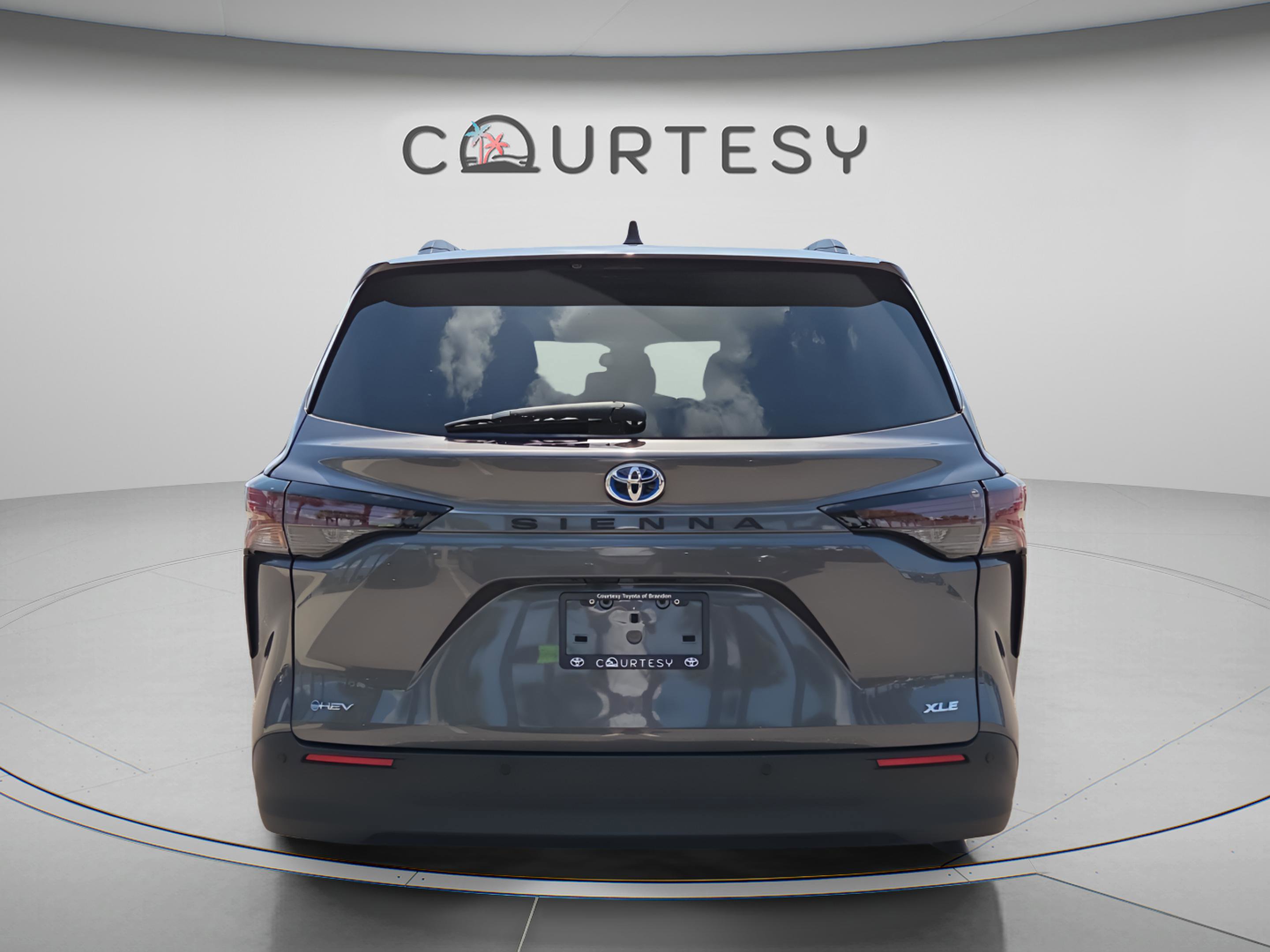 Used 2025 Toyota Sienna XLE image 4