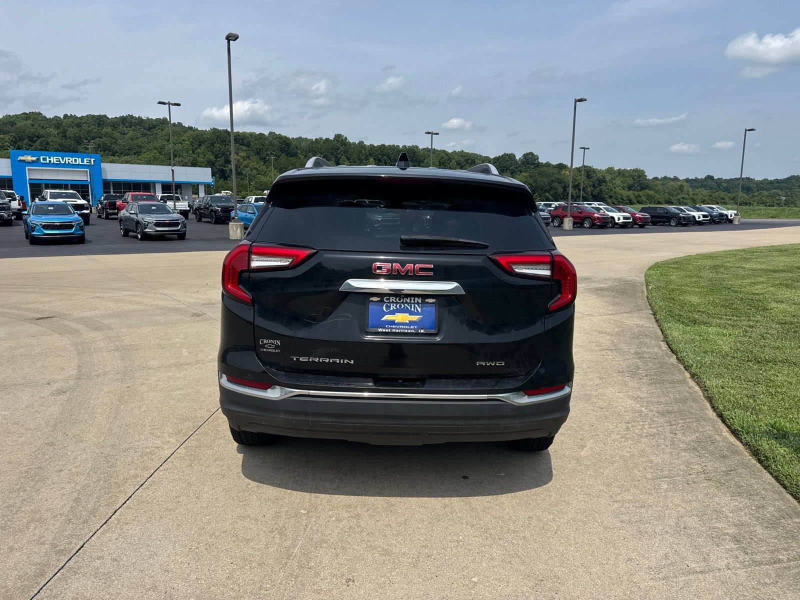Used 2024 GMC Terrain SLT AWD/4WD image 7