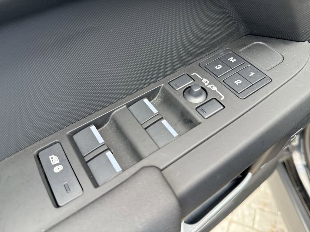 Used 2025 Land Rover Defender 110 S image 13