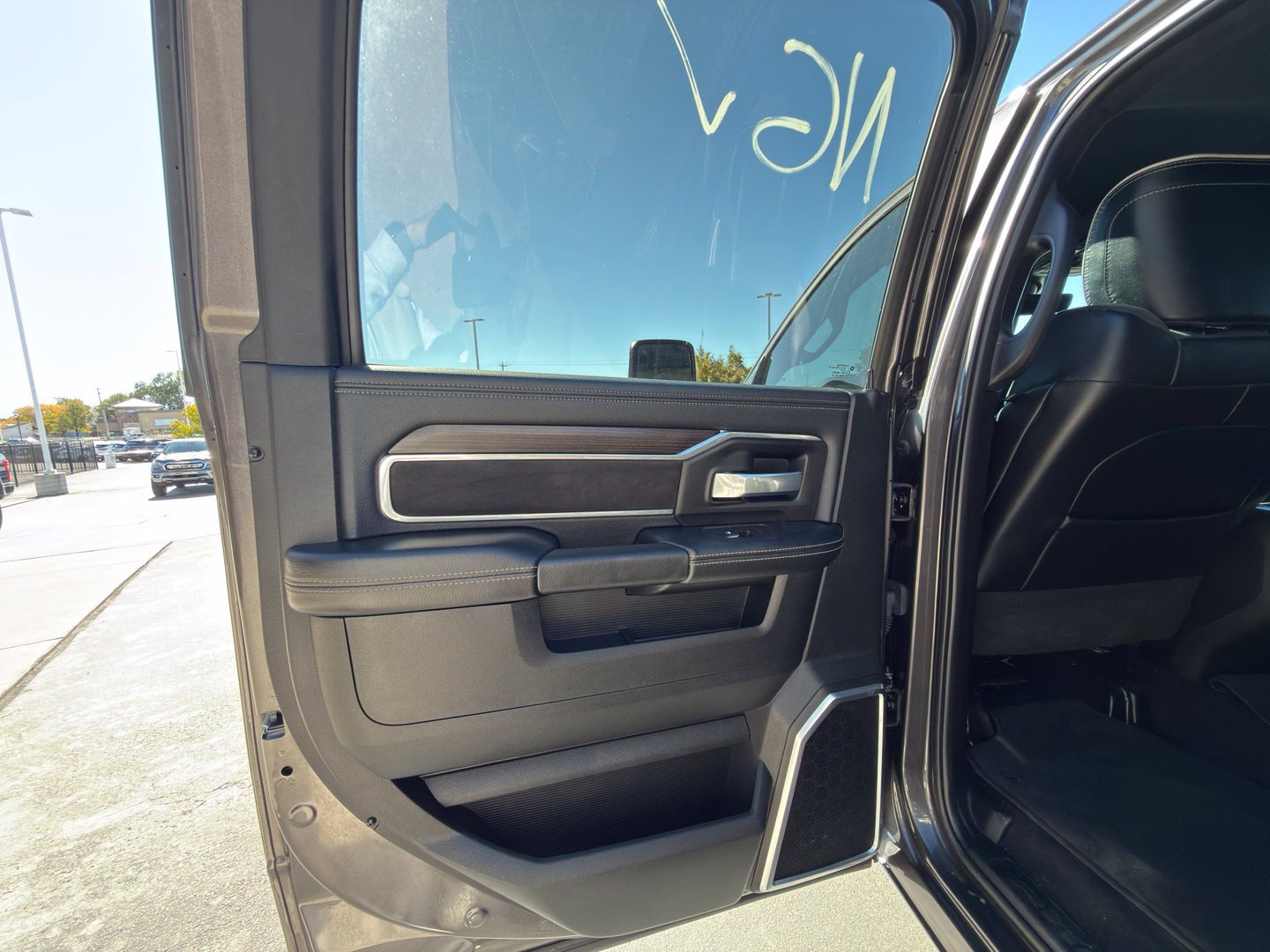 Used 2025 RAM 2500 Laramie w/ Night Edition AWD/4WD image 32