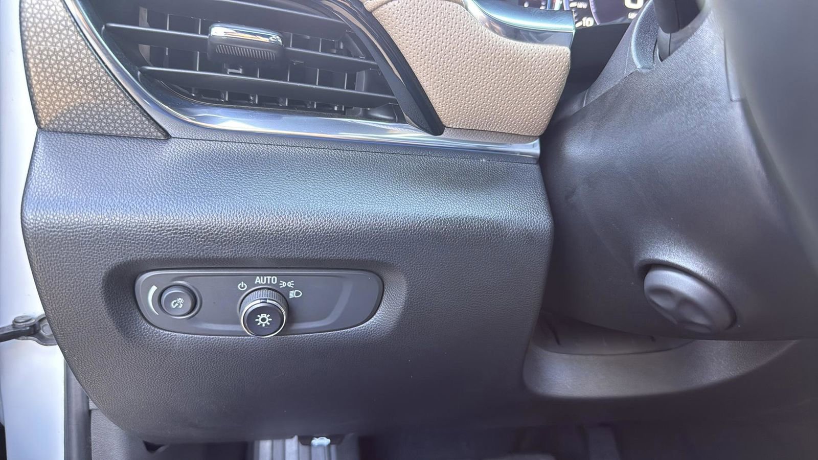 Used 2023 Chevrolet Traverse Premier image 18