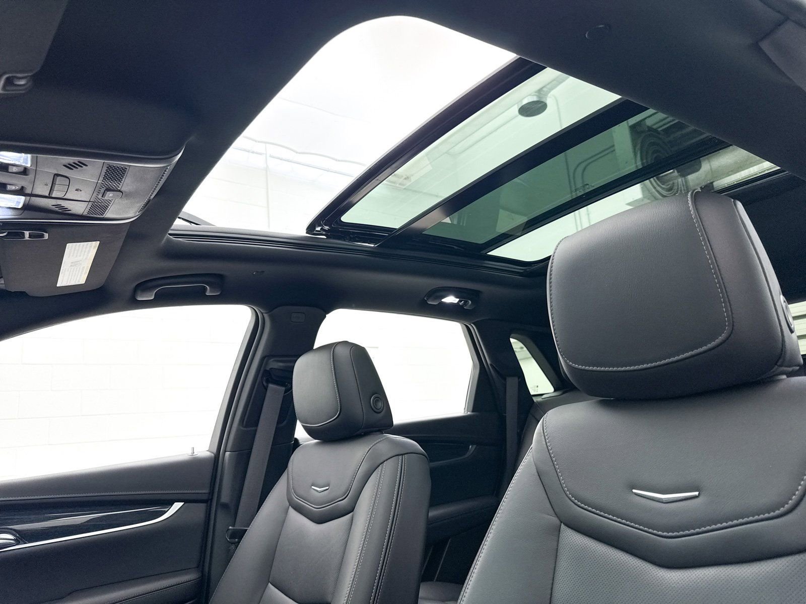 Used 2023 Cadillac XT5 Premium Luxury image 2