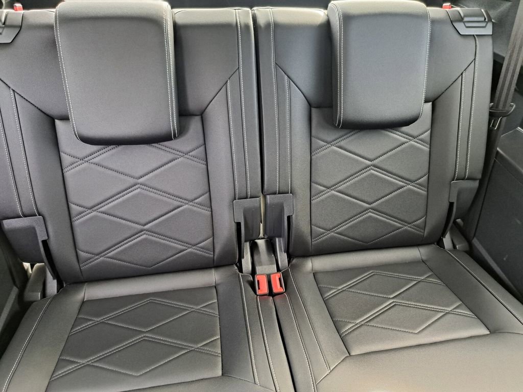 Used 2025 Volkswagen Atlas SE image 23