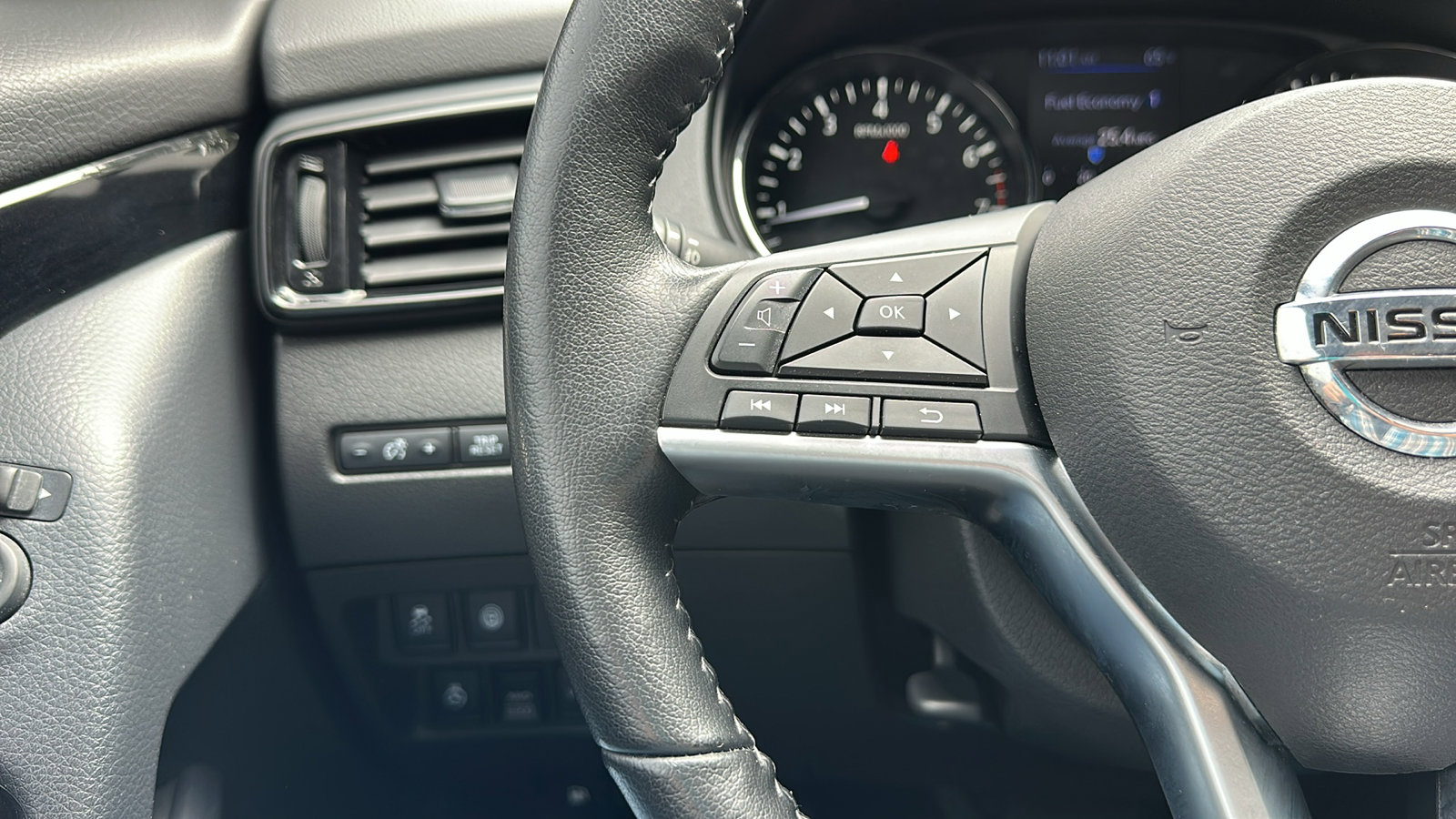 Certified 2021 Nissan Rogue Sport SV image 16