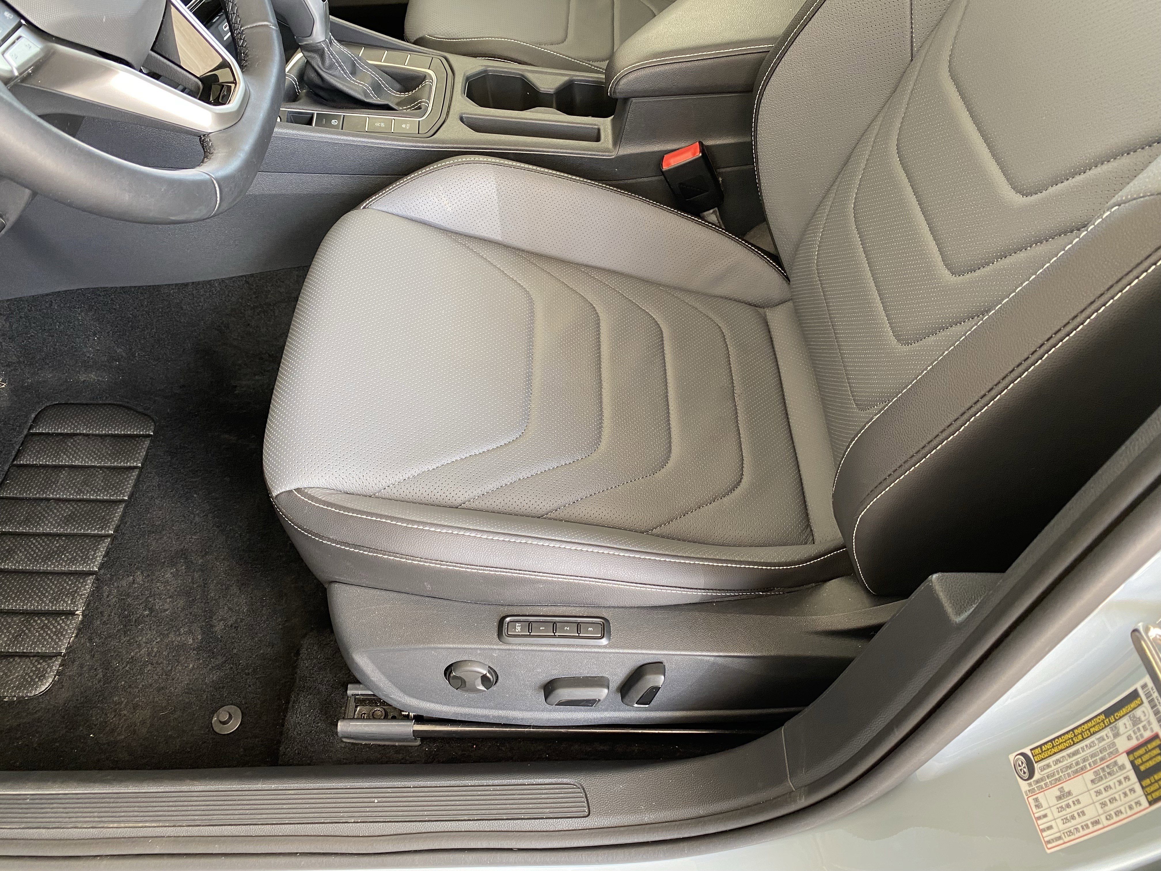 Certified 2025 Volkswagen Jetta SEL image 30