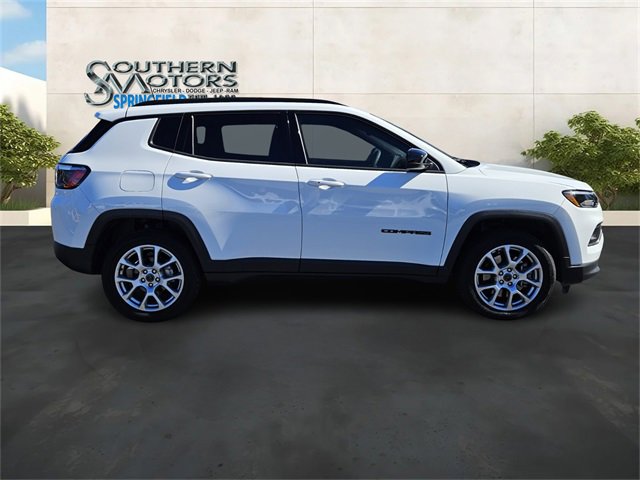 Used 2025 Jeep Compass Latitude w/ Altitude Special Edition image 6