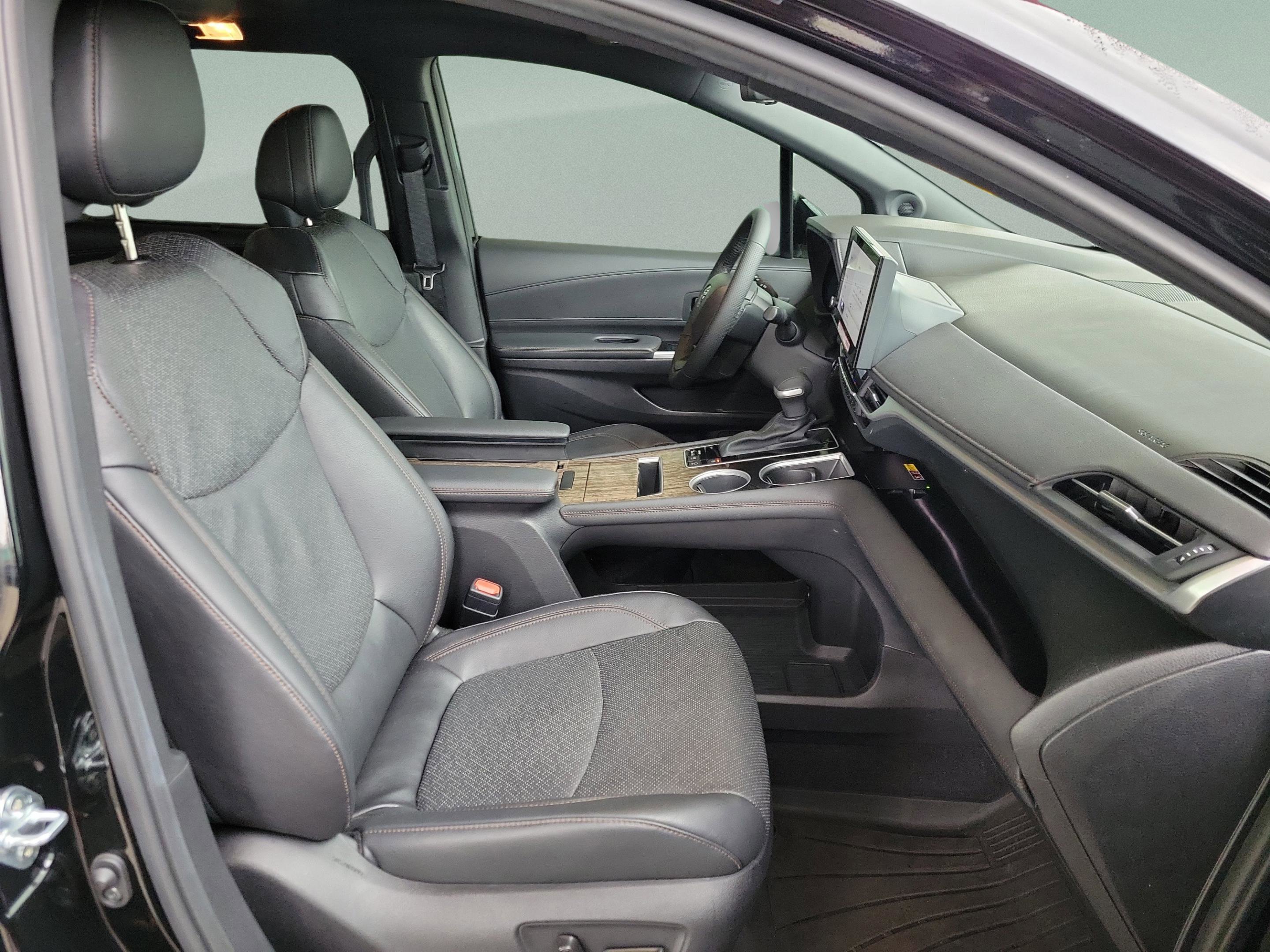 Used 2025 Toyota Sienna Limited image 25