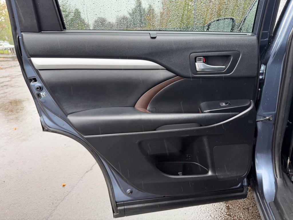 Used 2019 Toyota Highlander XLE AWD/4WD image 29