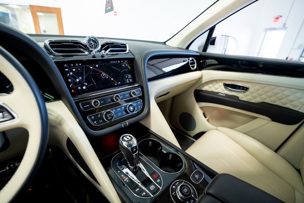 Used 2021 Bentley Bentayga Plug-In Hybrid image 40