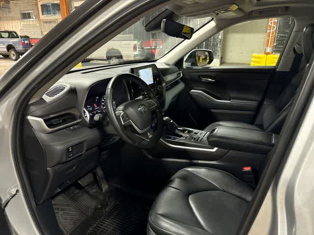 Used 2022 Toyota Highlander XLE AWD/4WD image 31