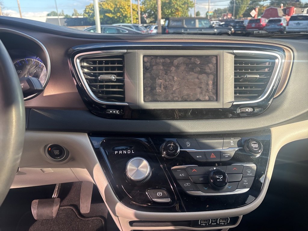 Used 2022 Chrysler Voyager LX image 16