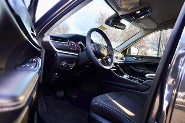 Used 2023 Jeep Grand Cherokee Laredo image 15