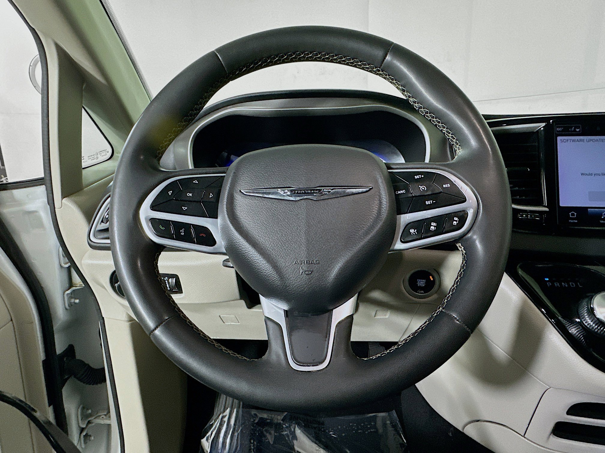 Used 2023 Chrysler Pacifica Touring-L image 15