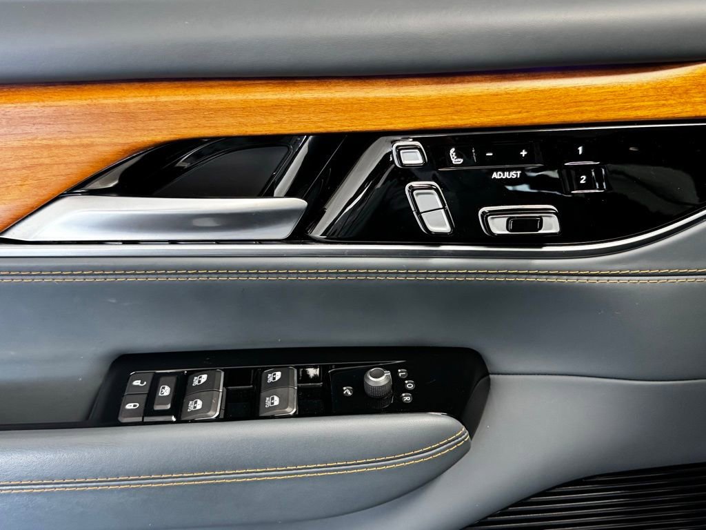 Certified 2024 Jeep Grand Wagoneer Series III w/ HD Trailer Tow Package image 16