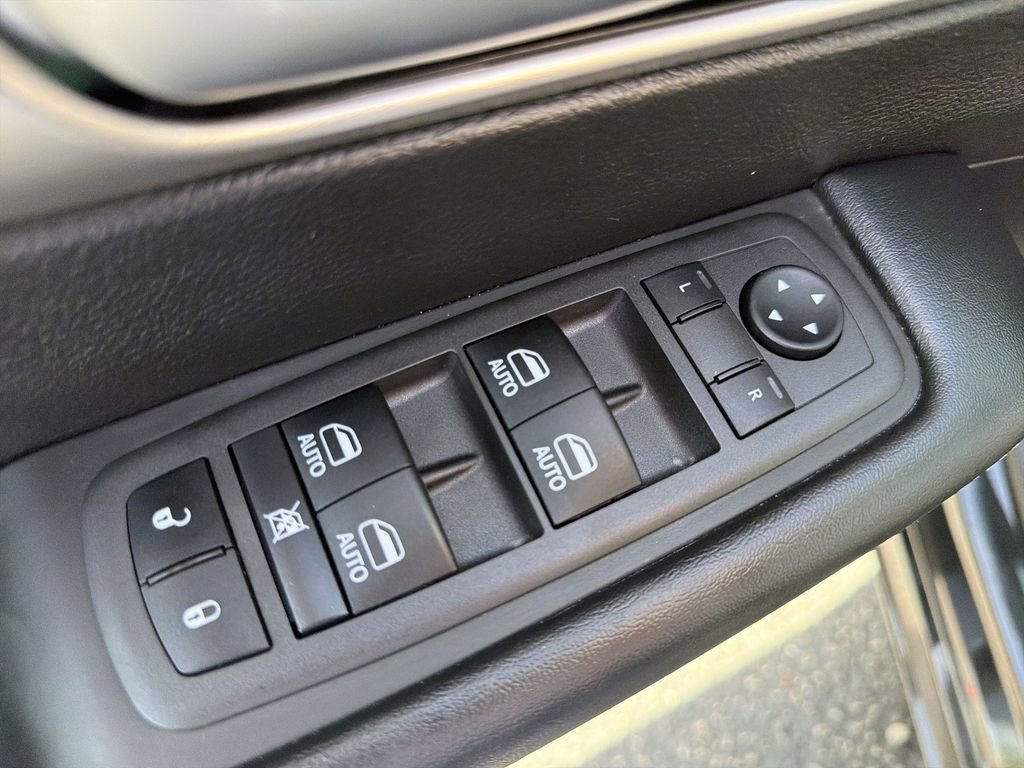 Used 2022 Chrysler Pacifica Limited w/ Uconnect Theater Family Group FWD image 15