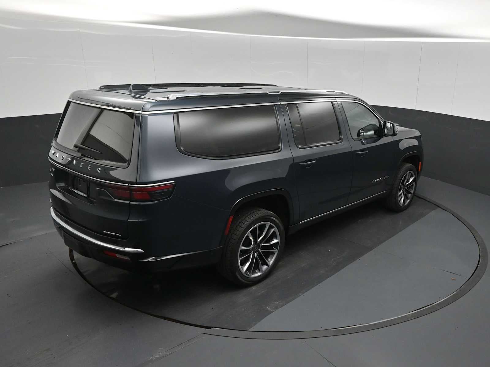 Used 2023 Jeep Wagoneer L Series III w/ Premium Group I AWD/4WD image 16