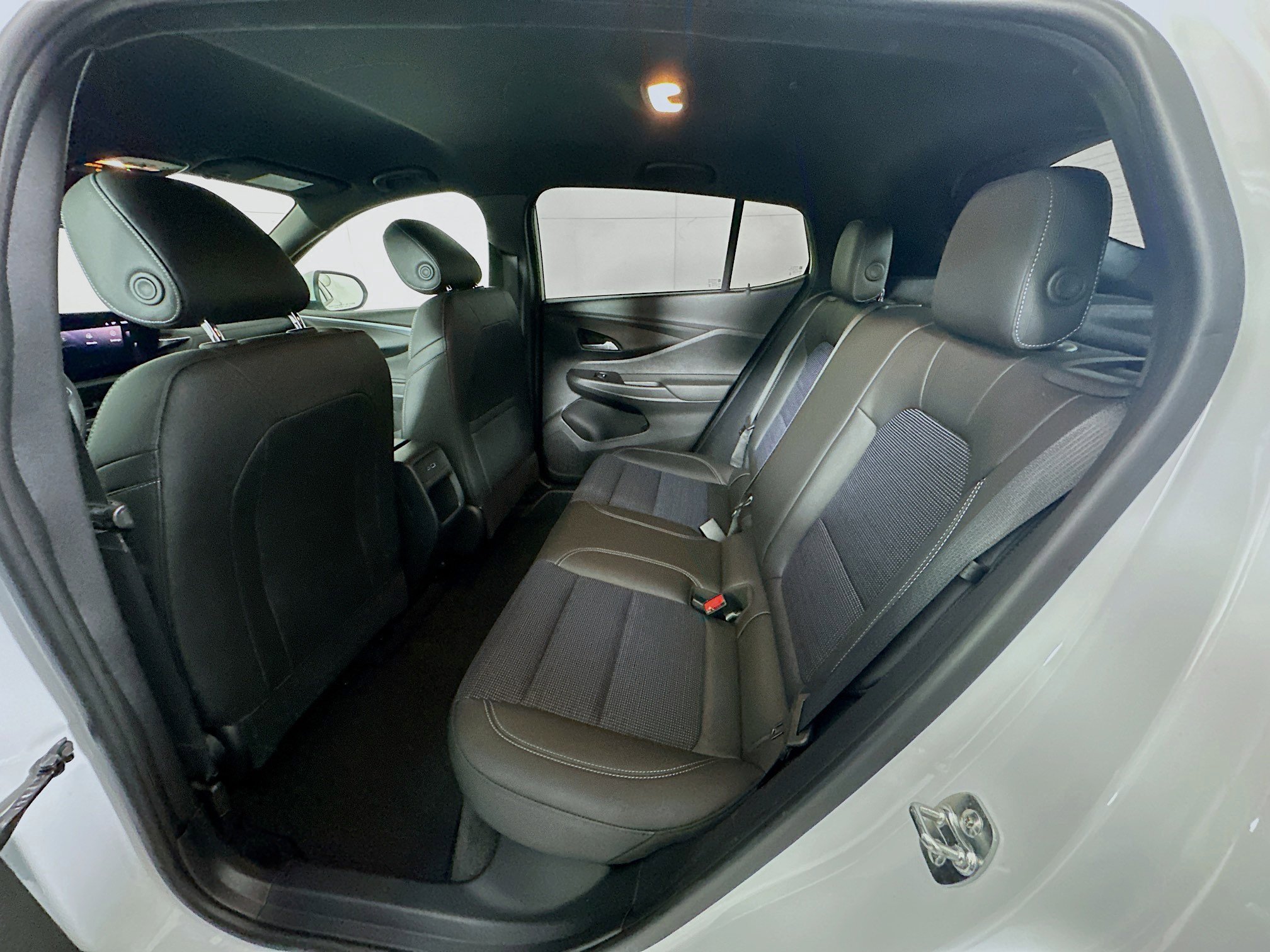 Used 2025 Buick Envista Preferred FWD image 25