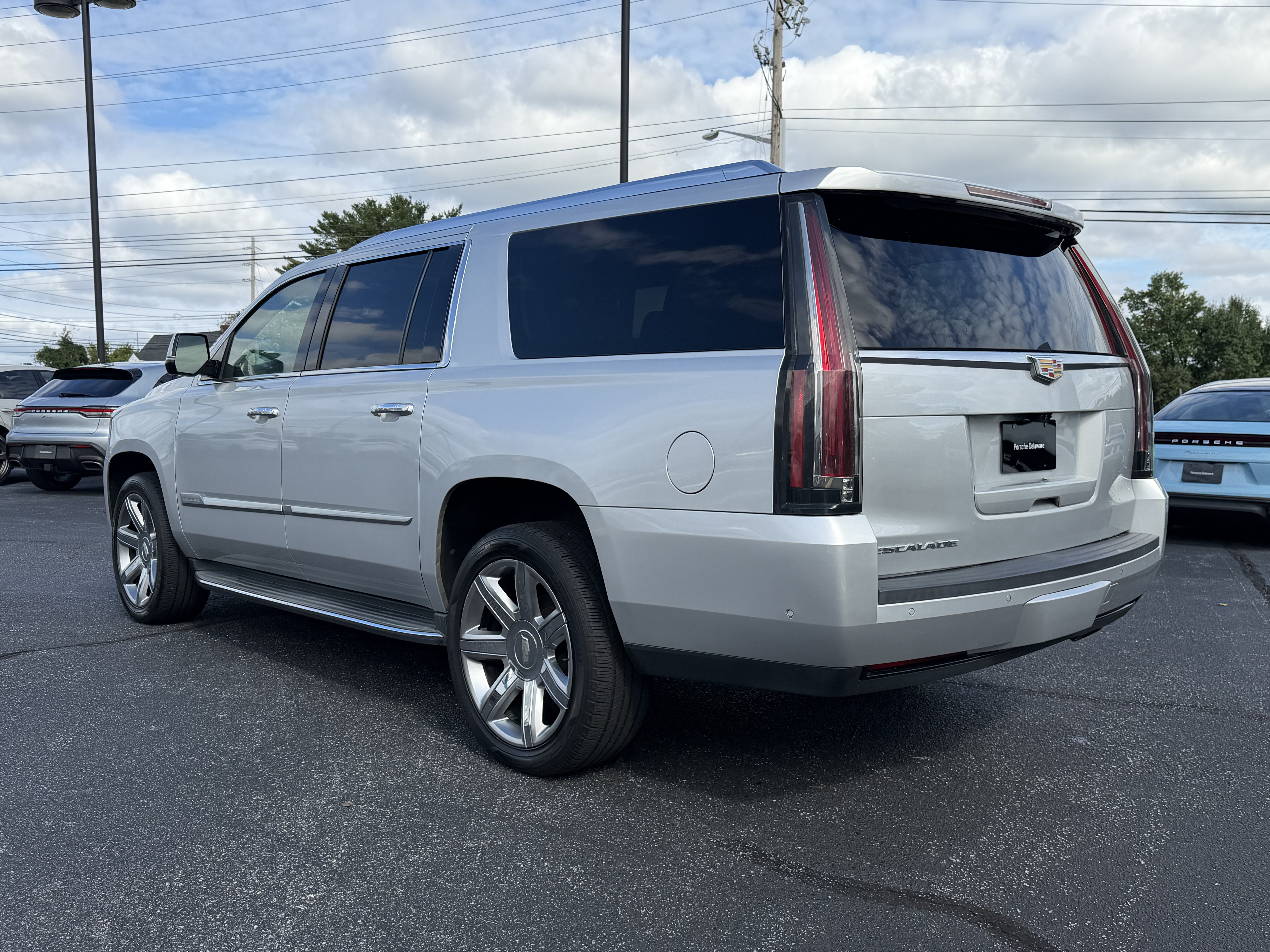 Used 2019 Cadillac Escalade ESV Luxury AWD/4WD image 15
