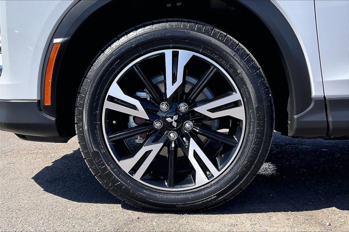 Used 2025 Mitsubishi Eclipse Cross AWD image 9