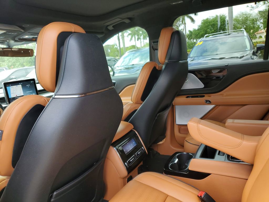 Certified 2023 Lincoln Aviator Black Label Grand Touring w/ Class IV Trailer Tow Package AWD/4WD image 11