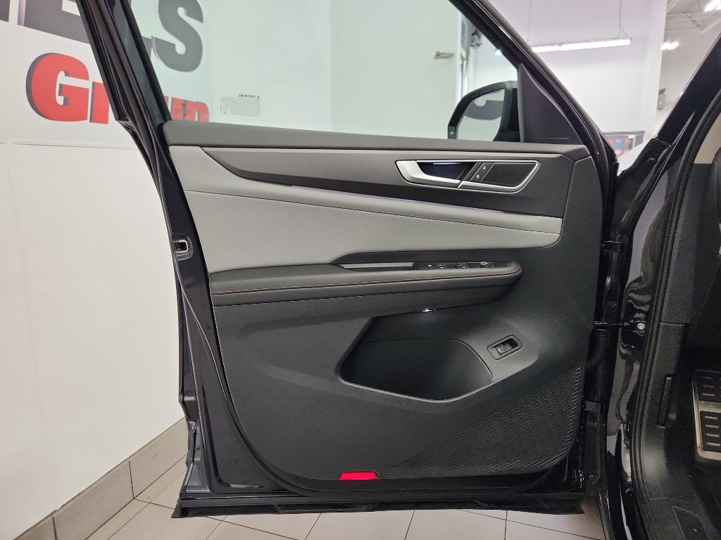 Certified 2025 Volkswagen Atlas Peak Edition SE AWD/4WD image 8