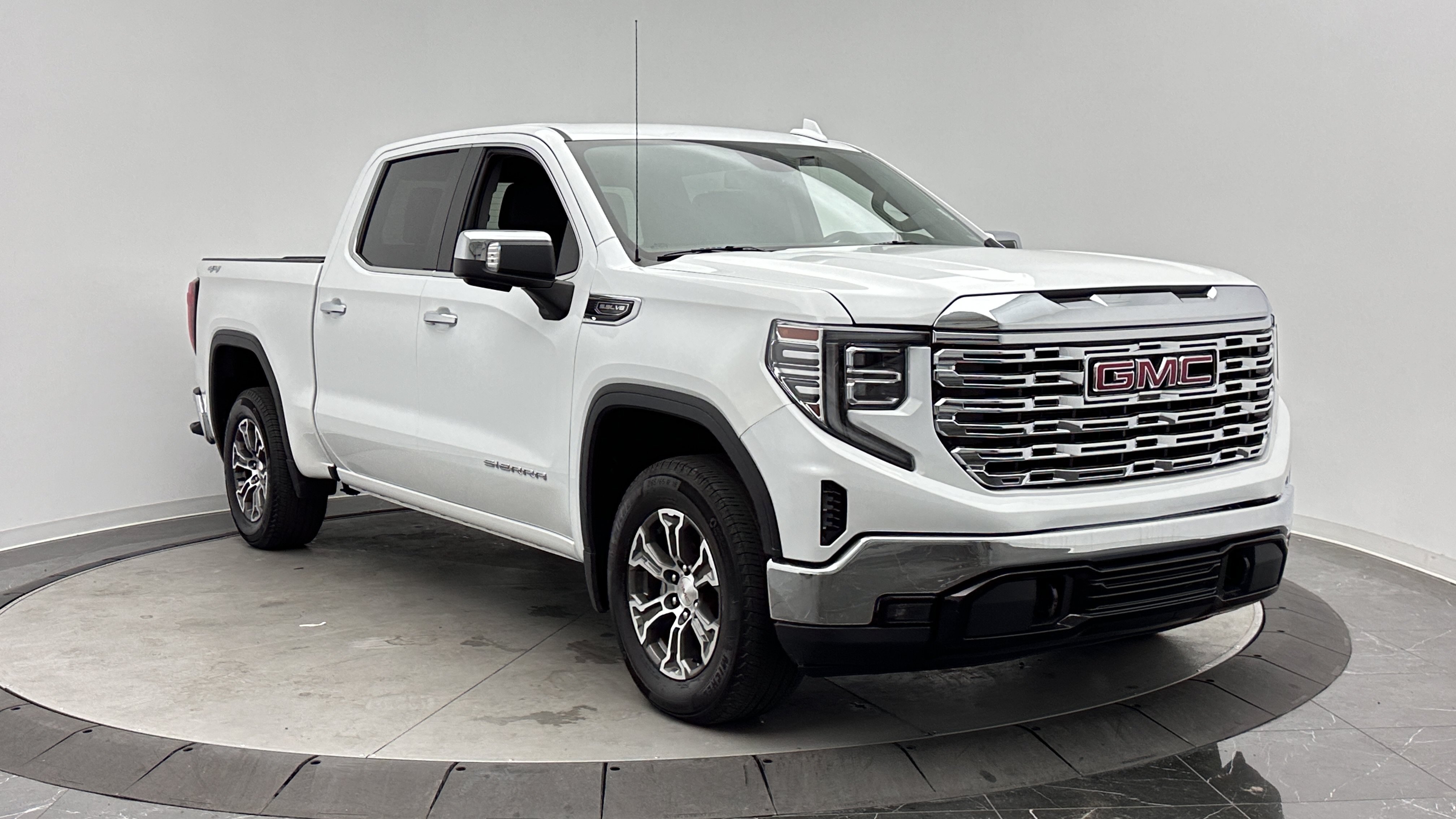 Used 2025 GMC Sierra 1500 SLT AWD/4WD image 3