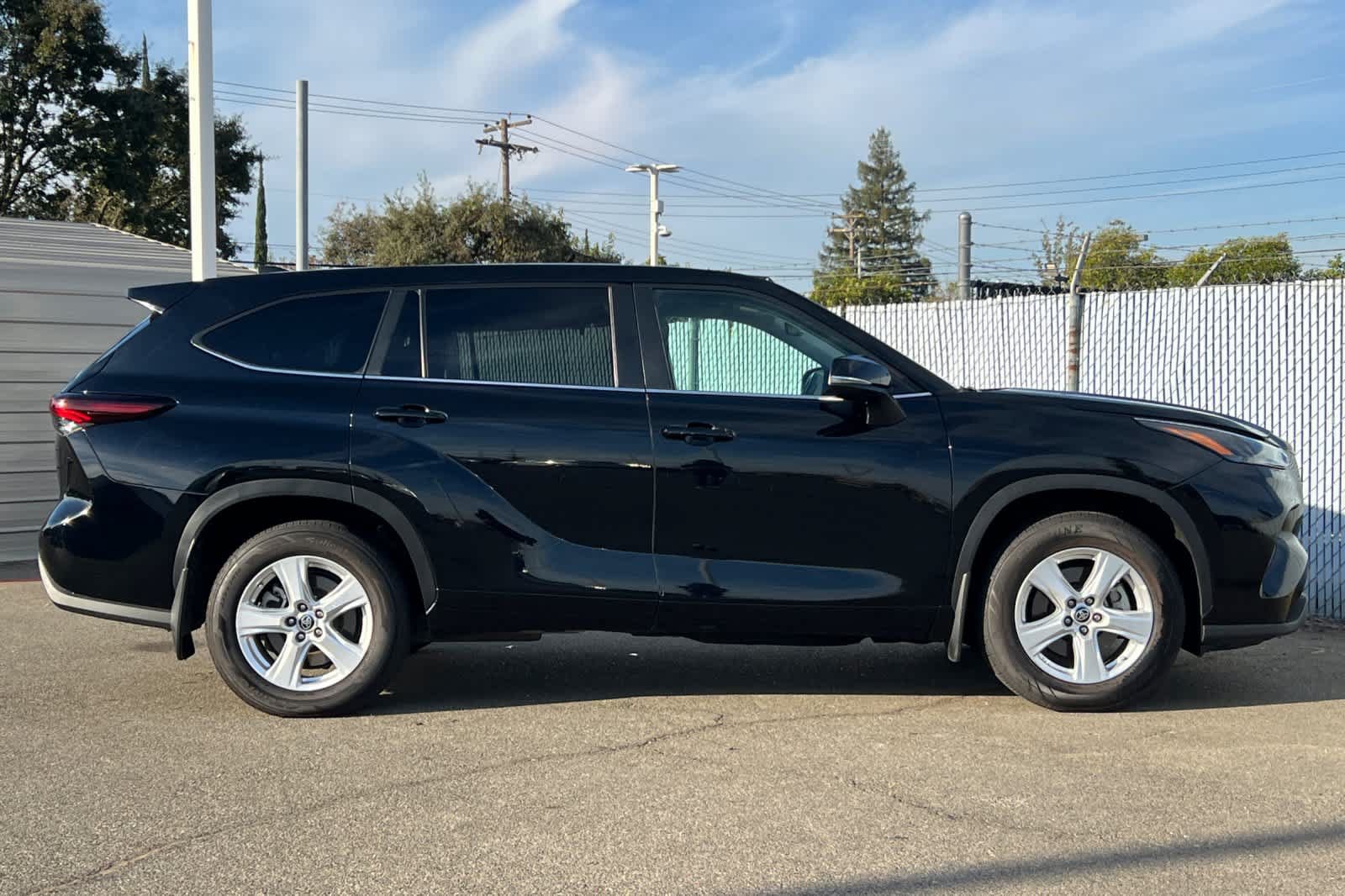Used 2024 Toyota Highlander LE AWD/4WD image 6