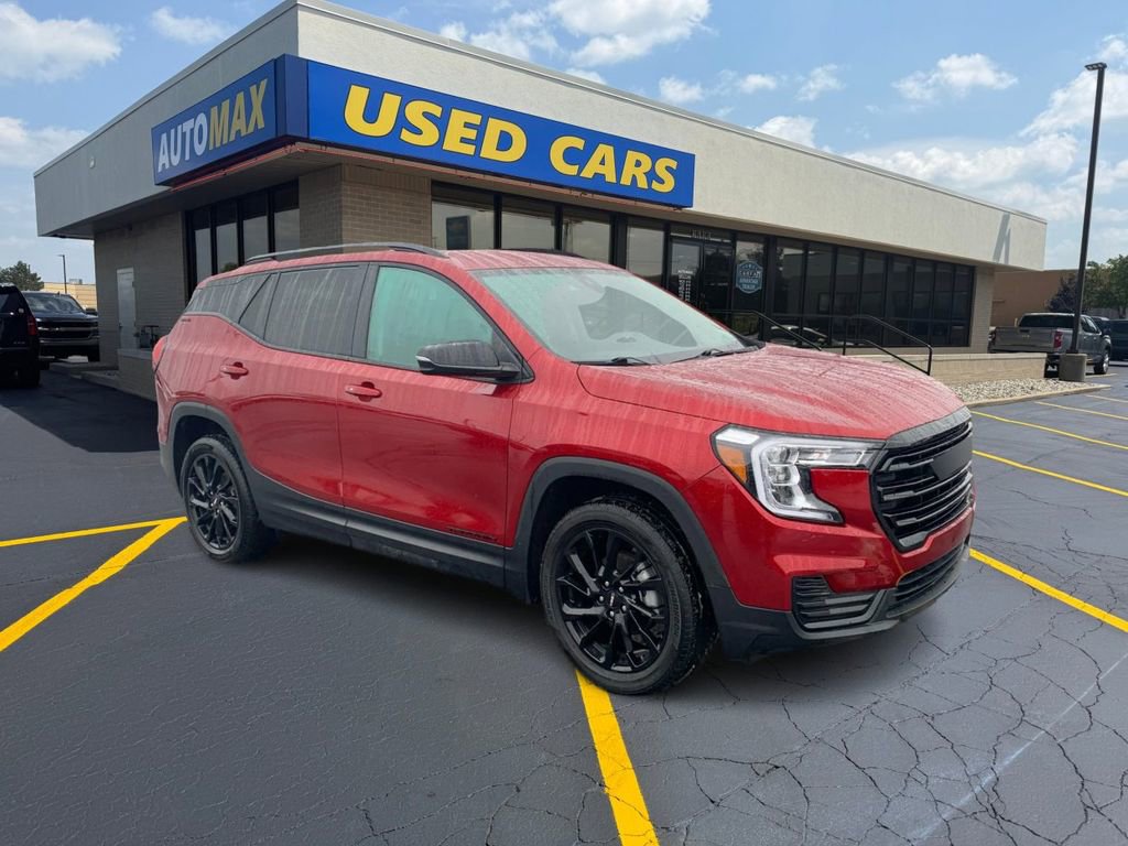 Used 2023 GMC Terrain SLE w/ Driver Convenience Package image 4