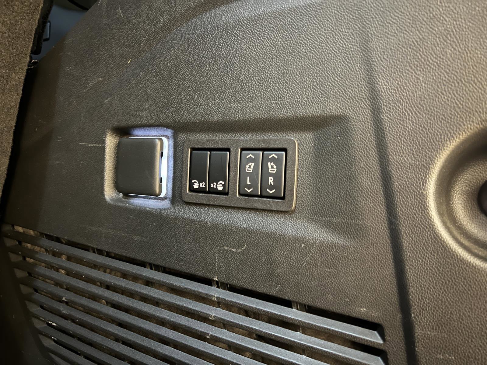 Used 2024 GMC Yukon Denali w/ Advanced Technology Package image 37