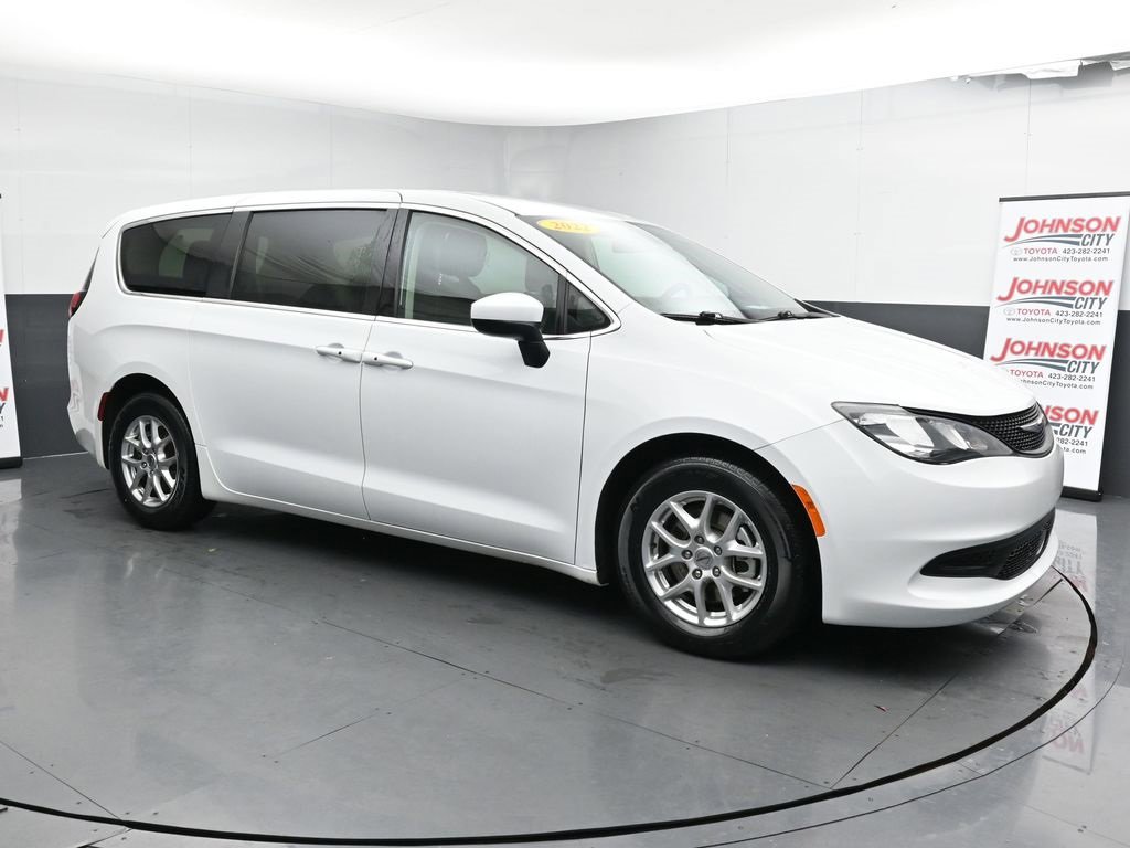 Used 2022 Chrysler Voyager LX image 2