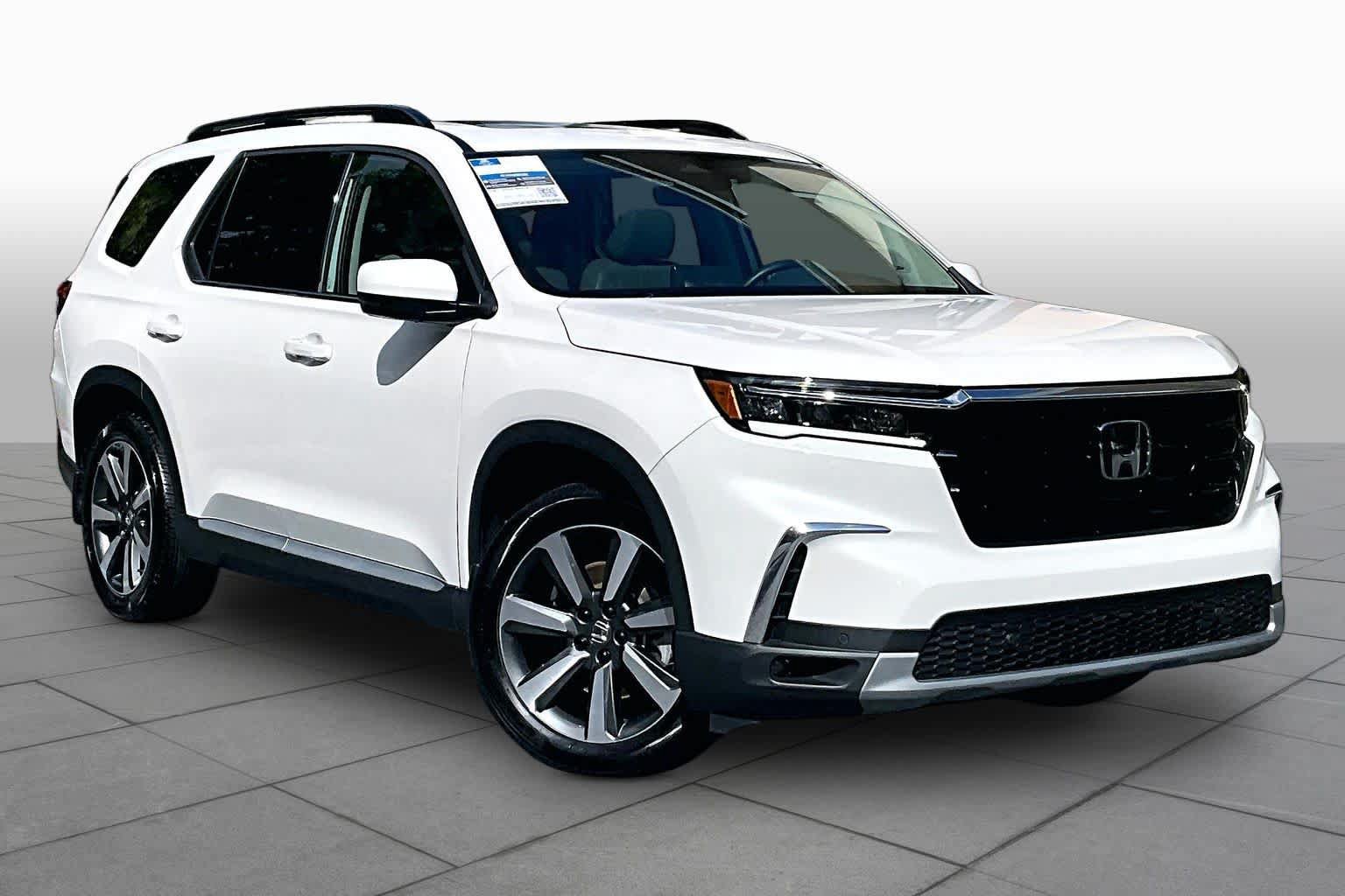 Used 2025 Honda Pilot Touring image 3