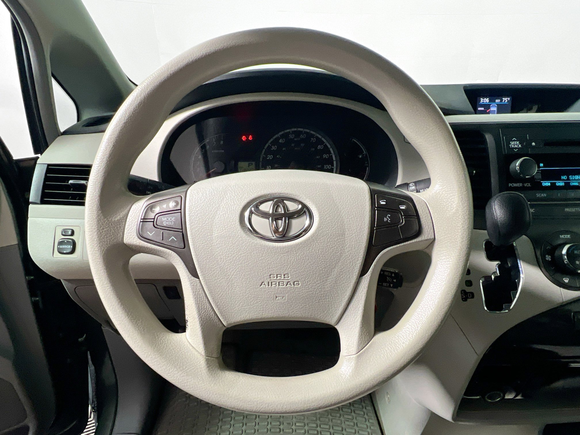 Used 2013 Toyota Sienna LE w/ Towing Pkg image 16